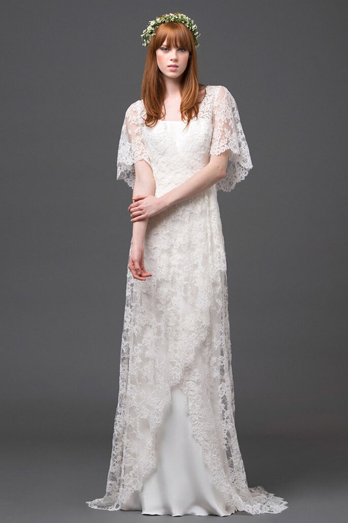 Vestido de novia de silueta simple con capa de mangas cortas estilo mariposa y hermosos bordados de encaje - Foto Alberta Ferretti