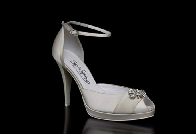 Zapato de novia modelo Gina by Francesco. Punta abierta y detalle de aplique en strass al frente. Talón cerrado y tacón de 10 cm