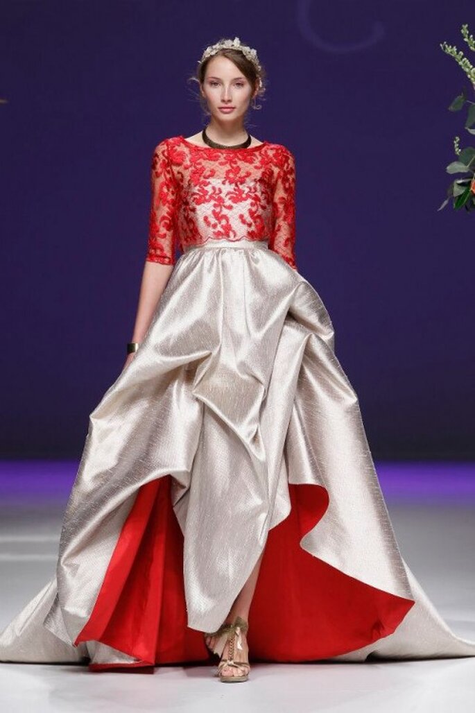 Vestido de novia 2013 en con detalles de encaje y forro en color rojo intenso - Foto Carla Ruiz Facebook