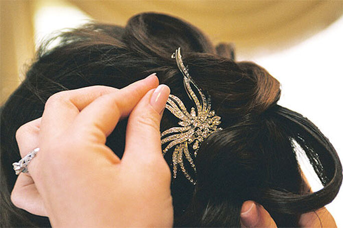 Una de las formas de destacar el vestido de novia es combinar adecuadamente las joyas. Foto: Concha Molina