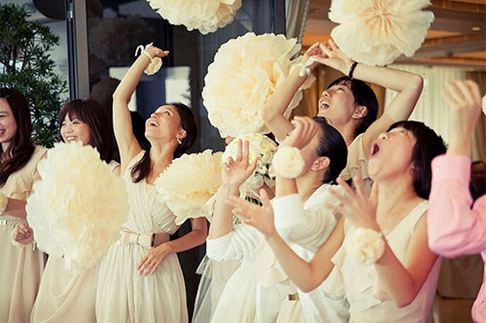 Una idea original para tu boda: haz tus propios pompones de papel. Foto: PomPomFactory