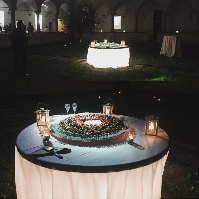 Art Coffee Banqueting srl, allestimento wedding cake un piano, frutta, con tavolo retroilluminato