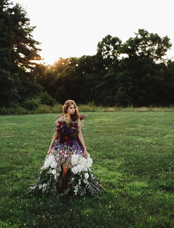 Un vestido precioso hecho con flores naturales - With Love & Embers