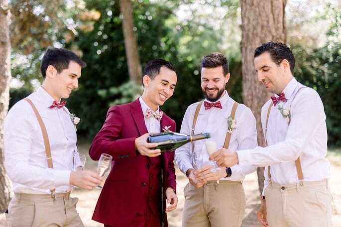 Les garçons d'honneur et les témoins boivent du Champagne avec le futur marié - Mel Up Events Wedding Planner 
