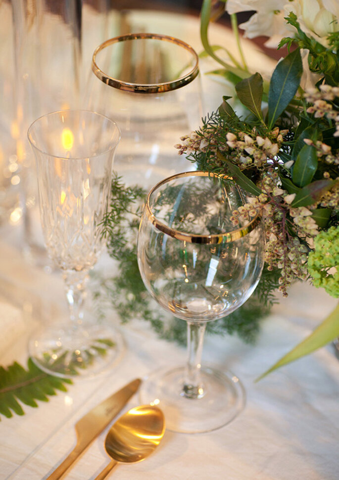 Cristales y cubiertos en color oro para los montajes de mesa - Foto Raya Carlisle