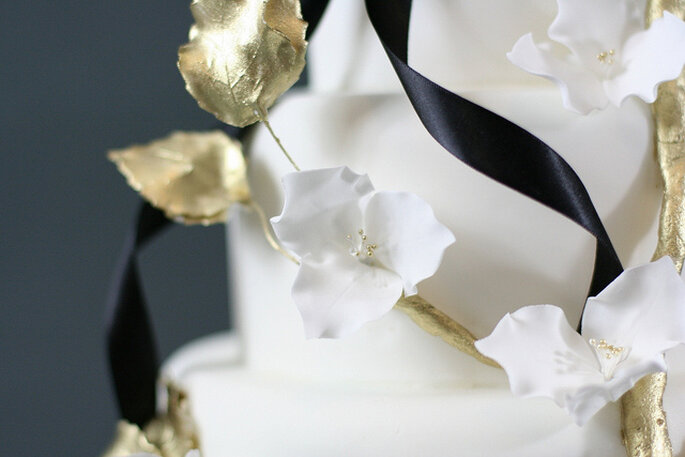 Pastel de boda en estilo rococó. Victoria Watkin Jones via Victoria Made