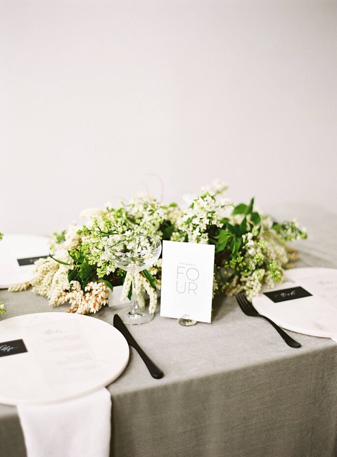 Inviti matrimonio in vetro o acrilico blu scuro con peonie rosa