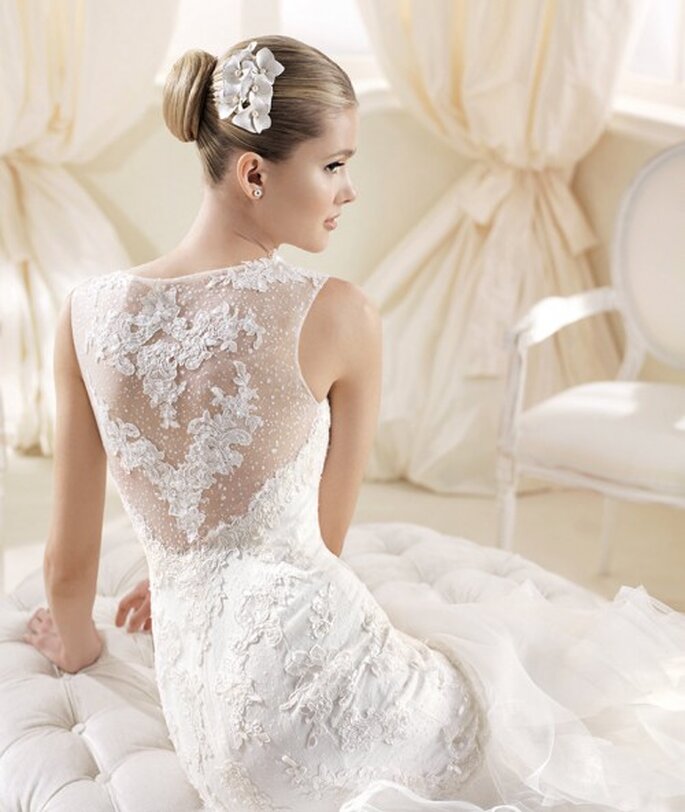Vestido de novia con marco en la espalda cubierto de bordados y transparencias - Foto La Sposa
