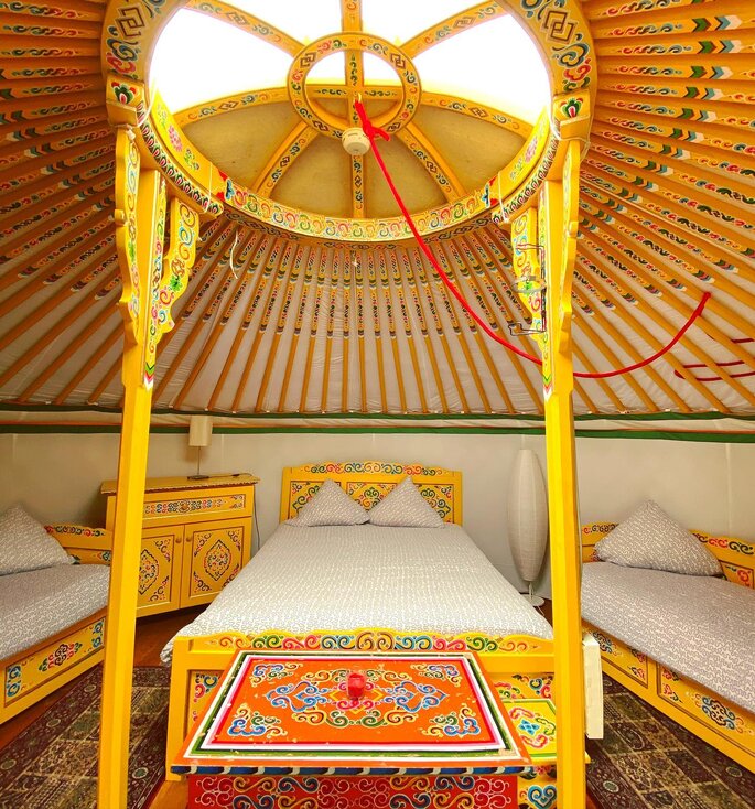Yourte jaune où les futurs mariés ou leurs invités peuvent dormir au Nomade Lodge