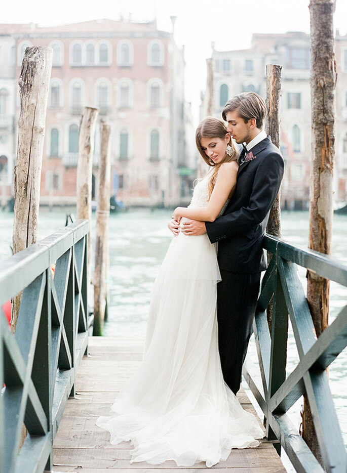 Máxima elegancia para tu boda con un halo de romance - Foto Heather Waraksa