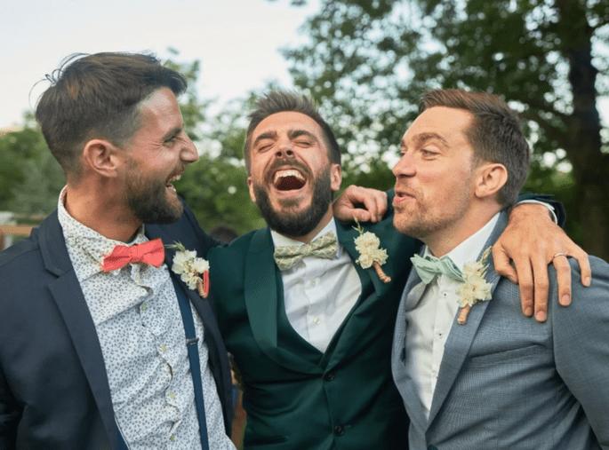 photo du marié et ses amis fous rires