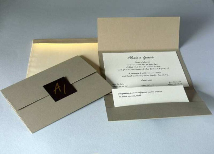 Invitación en papel color blanco con elegante sobre dorado lacrado en negro: una apuesta a la delicadeza y elegancia