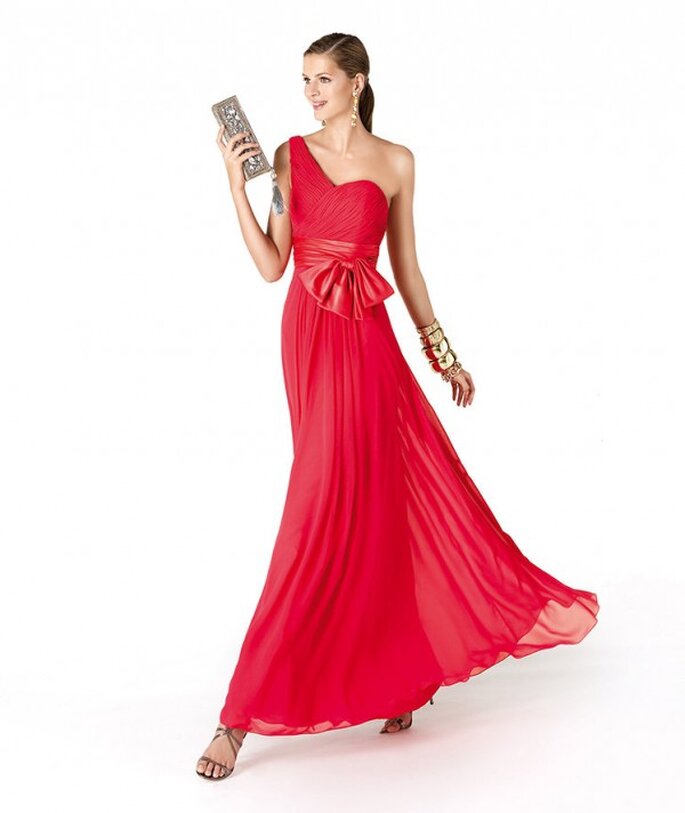 Vestido de fiesta para damas de boda en color rojo coral con escote asimétrico - Foto La Sposa