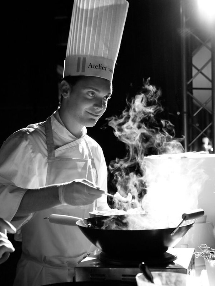 Un Chef anime un atelier culinaire à un mariage, par le traiteur Edouard Set