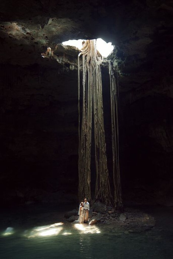 Un cenote es un lugar ideal para planear tu trash the dress. Foto de Abimelec Olán