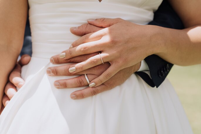 En qué mano van los anillos de compromiso y matrimonio?