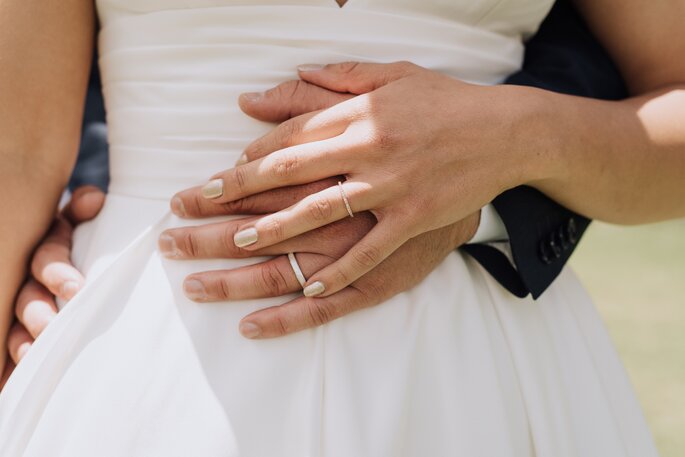 Foto en primer plano de las argollas de matrimonio