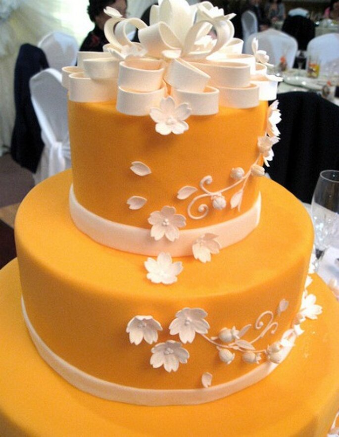 Torta de la boda en color mandarina   Foto: Flower Factor 