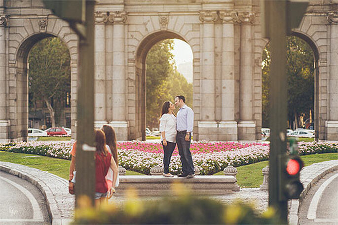 La Puerta de Alcalá es el marco ideal para un beso de película. Foto: Nano Gallego