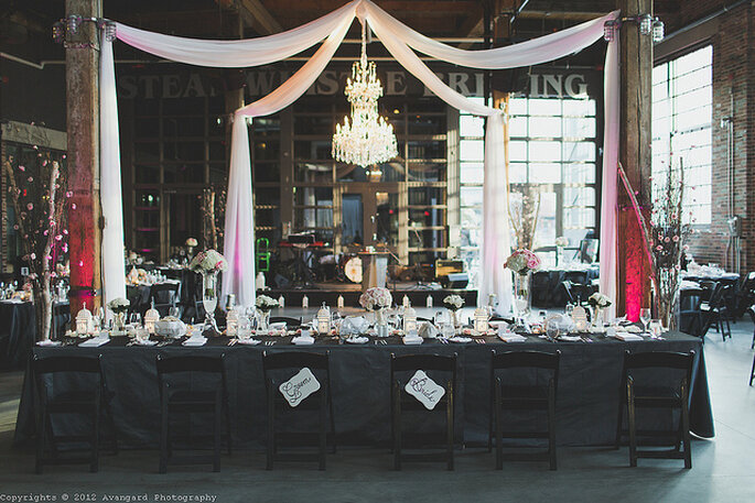 Lámpara elegante en la decoración de la boda. Foto: Avangard Photography