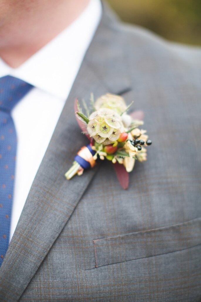 Para una boda casual, un diseño sencillo y discreto para el boutonniere - Foto Dani Stephenson Photography