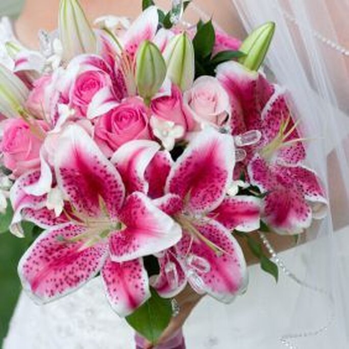 Um bouquet de noiva com lírios