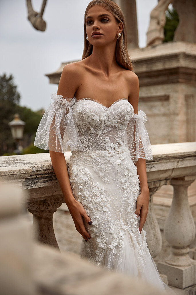 vestido de novia con magas de hombros descubiertos cortas escote corazon y aplicaciones de pedreria y flores 