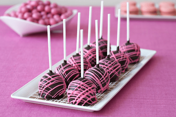 Cake pops para la decoración de la mesa de postres para tu boda - Foto Amy Atlas