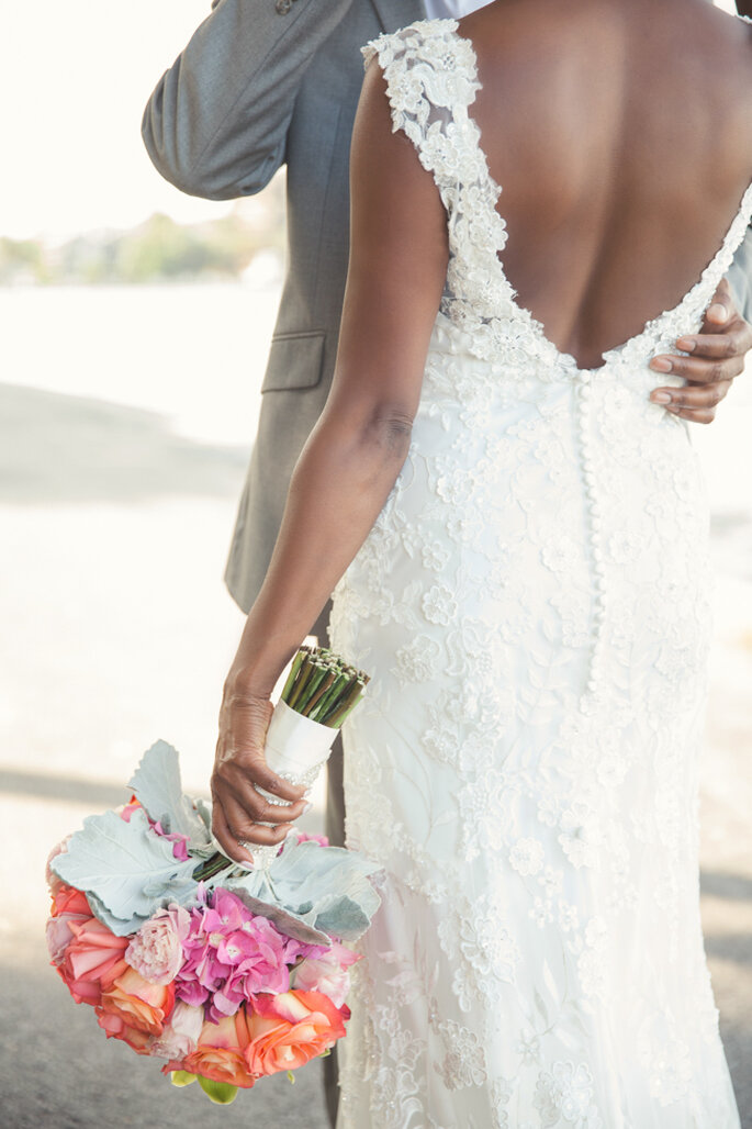 Una ceremonia moderna debajo de las palmeras con detalles en mandarina y rosado. Foto: 13:13 Photography