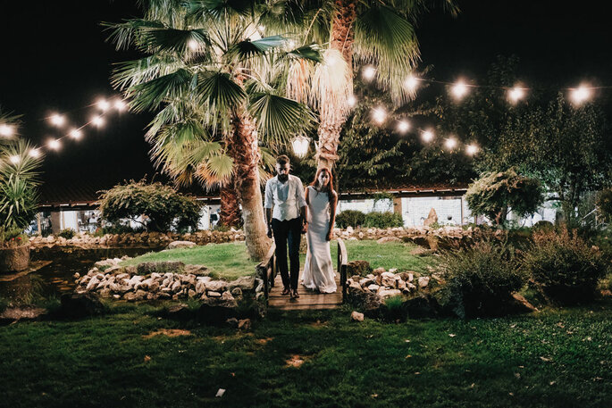quanto custa um casamento: noivos num ambiente intimista com árvores e luzes