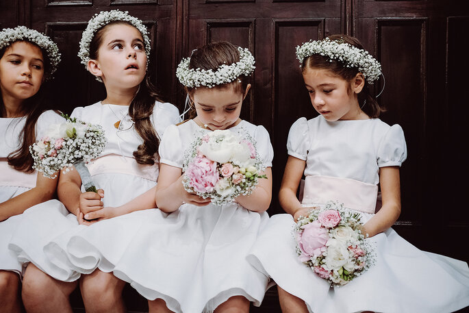 meninas na igreja com coras de flores e bouquets vestidos brancos casamento