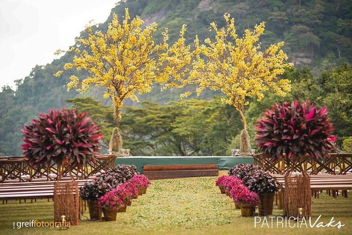 Cerimonia de casamento no campo com flores marsala e amarelo