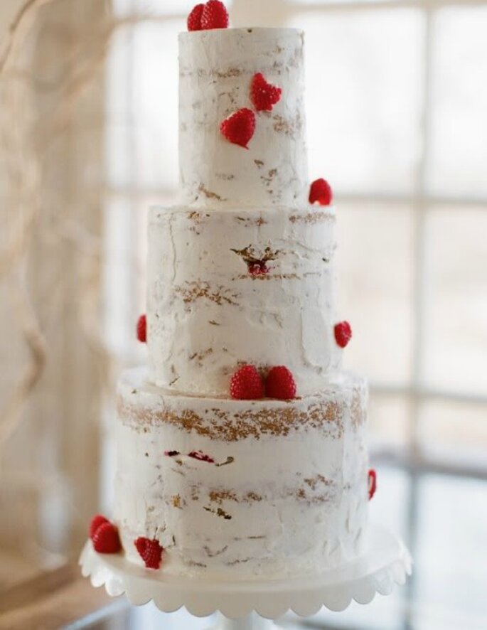 Semi-naked wedding cake, con cobertura parcial y pétalos de flores. Foto: Alea Lovely