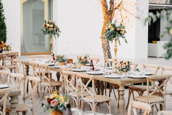 tavola in legno e fiori stile natural chic