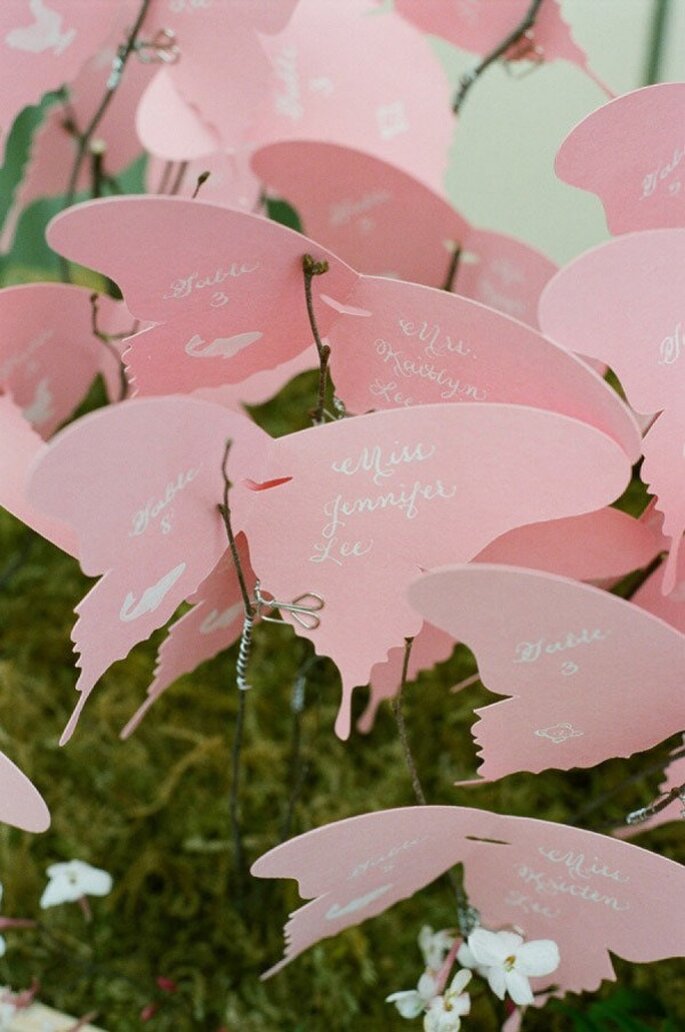 Los nombres de tus invitados en hermosas mariposas - Foto Austin Warnock