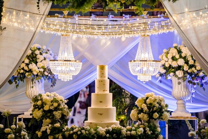 wedding cake, fiori bianchi e lampadari cristallo