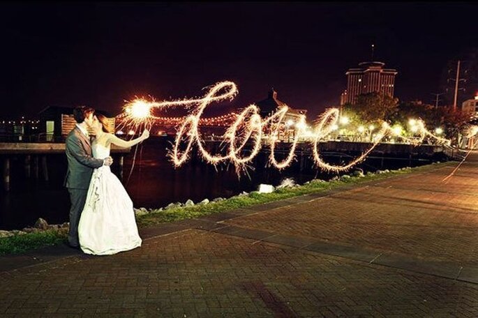 Una boda a la luz de las bengalas 