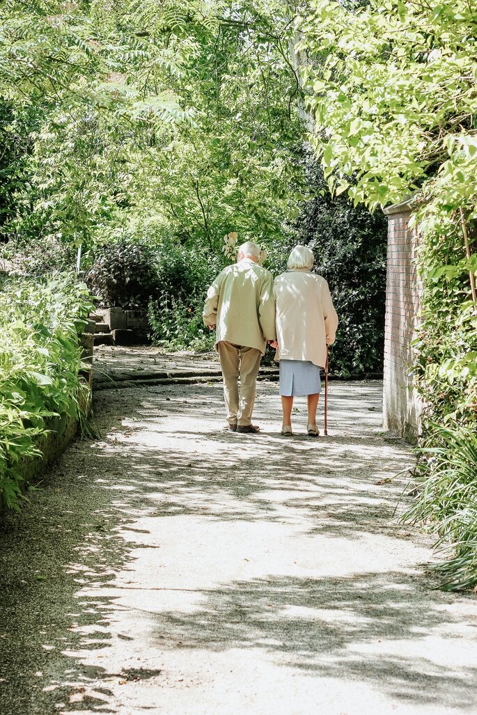Starsze małżeństwo podczas spaceru