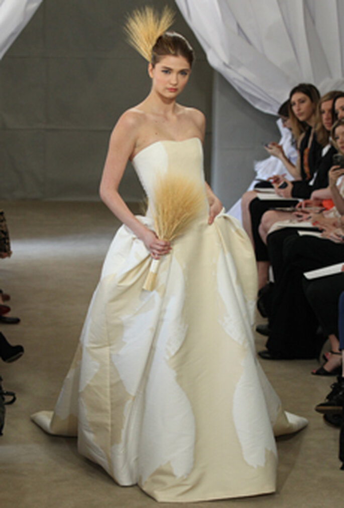 Dieses Accessoire verleiht dem Brautkleid einen extravaganten Touch – Foto: CAROLINA HERRERA 