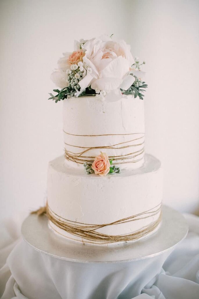 torta nuziale con decorazioni floreali