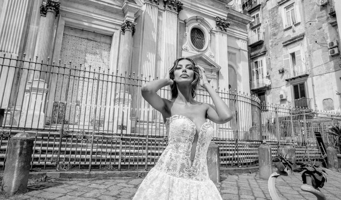 Foto in bianco e nero di sposa con il suo splendido abito