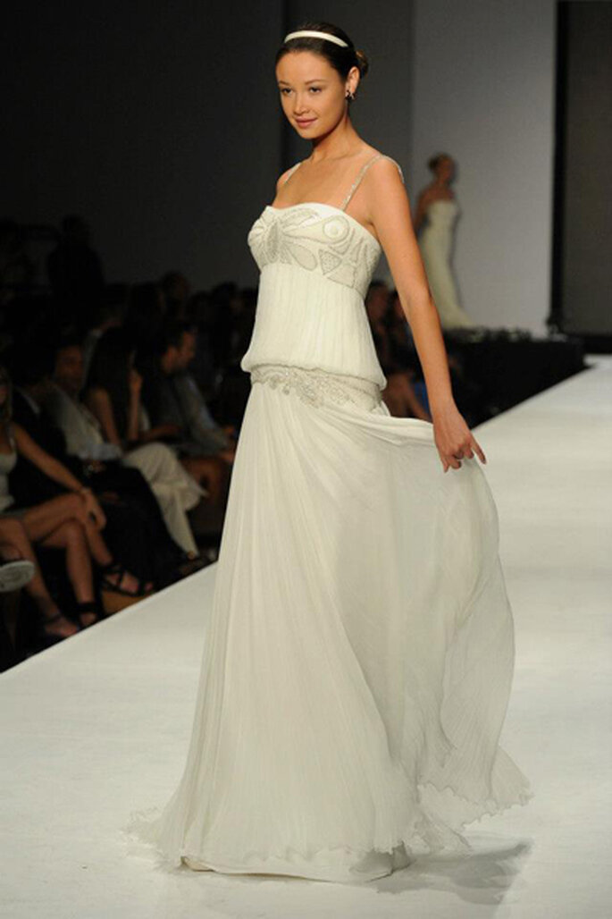Magnifique robe de mariée avec coupe droite et incrustation de pierreries. Photo: Page Facebook de Rosa Clará