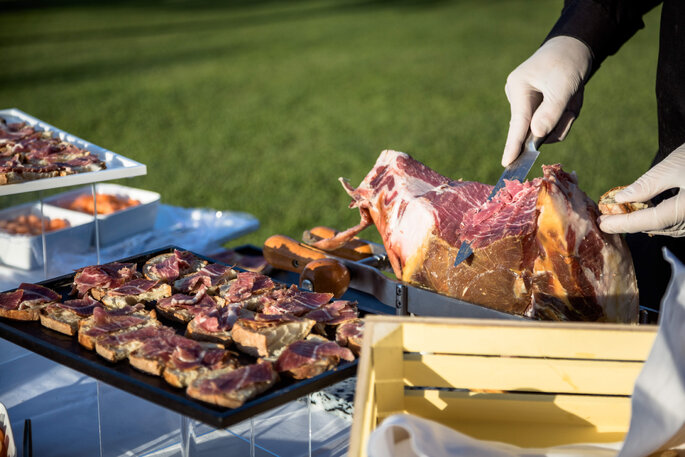 Tranches de jambon coupée à la main par un traiteur