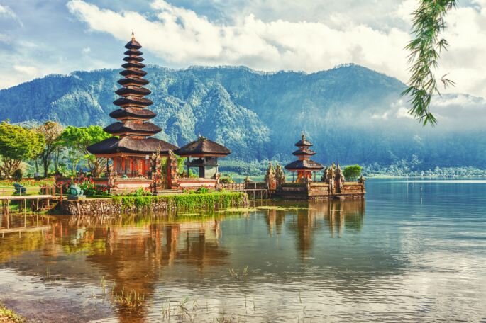 Templo Pura Ulun Danu en un lago de Bali Foto Khoroshunova Olga vía Shutterstock