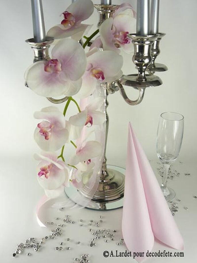 Misez sur les fleurs pour décorer les tables de votre mariage ! Source : decodefete.com
