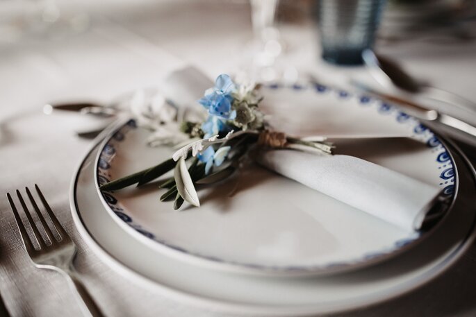 Tischdekoration bayerische Hochzeit mit weiss blauen Blümchen