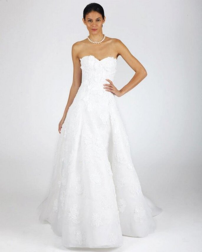 Vestido de novia para otoño con corte simple y escote strapless - Foto Oscar de la Renta