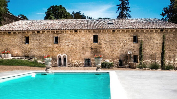  Un lieu de réception authentique et provençal pour votre mariage avec une piscine extérieur et un bel espace pool house 