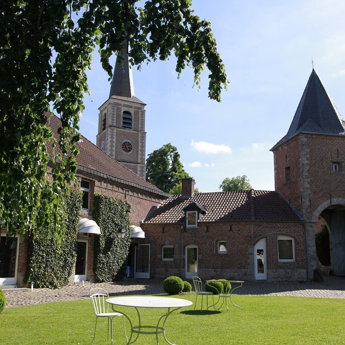 un château avec des tables en extérieur