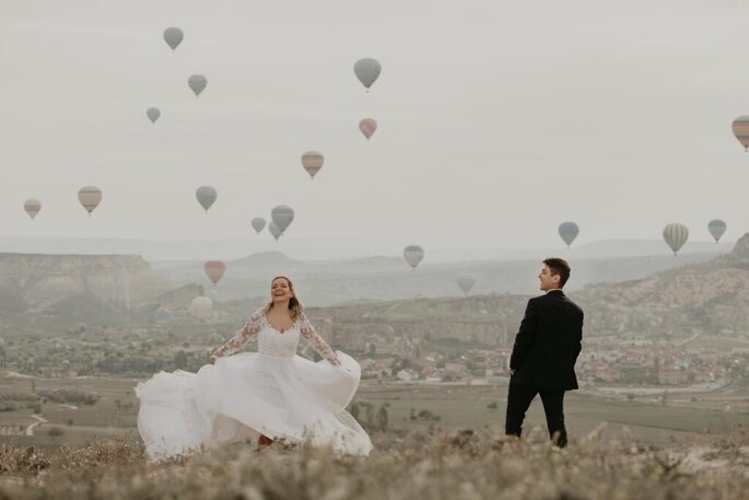 Casal de noivos em trash the dress na capadócia com balões